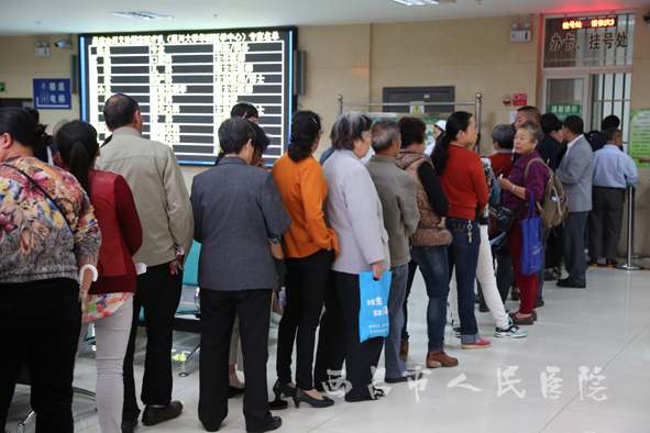 西昌市民早早来到医院门诊部排队挂号
