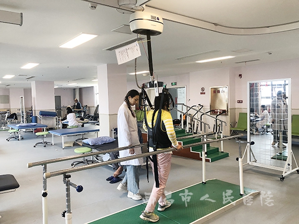首页 新闻中心 医院动态   在康复治疗师指导下进行康复锻炼
